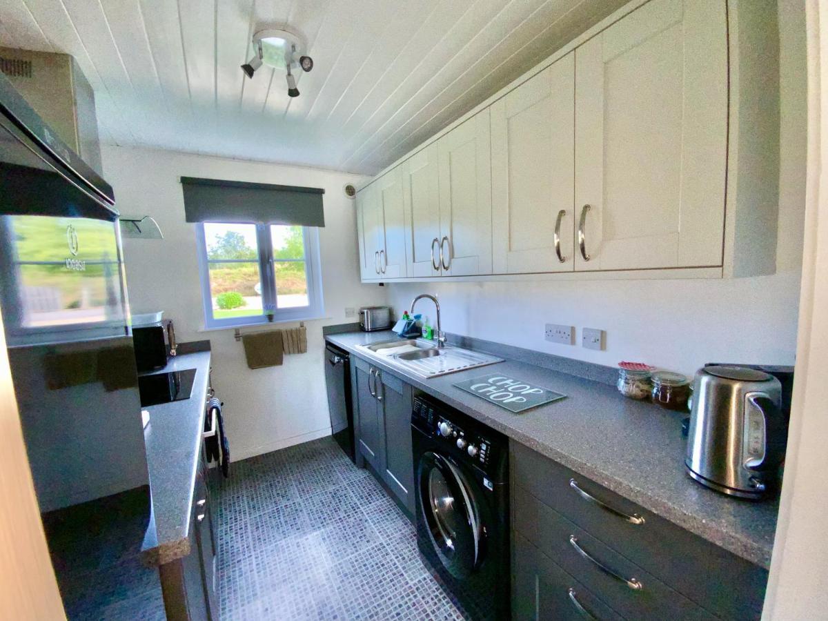 'That One' Our Cotswold Lakeside Lodge Cirencester Ngoại thất bức ảnh