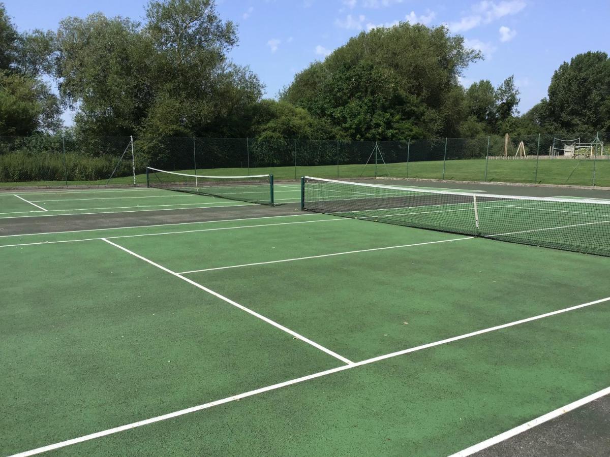 'That One' Our Cotswold Lakeside Lodge Cirencester Ngoại thất bức ảnh