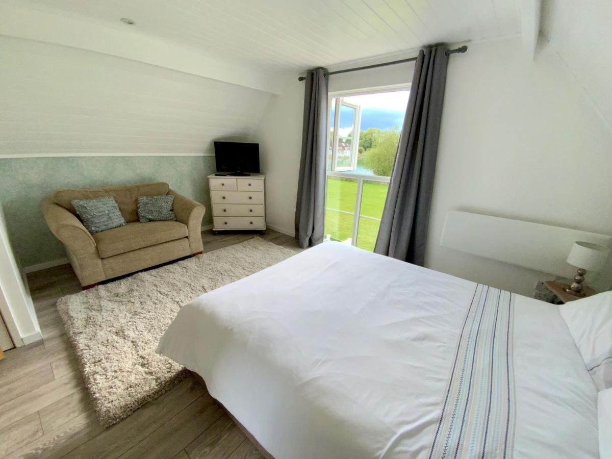'That One' Our Cotswold Lakeside Lodge Cirencester Ngoại thất bức ảnh