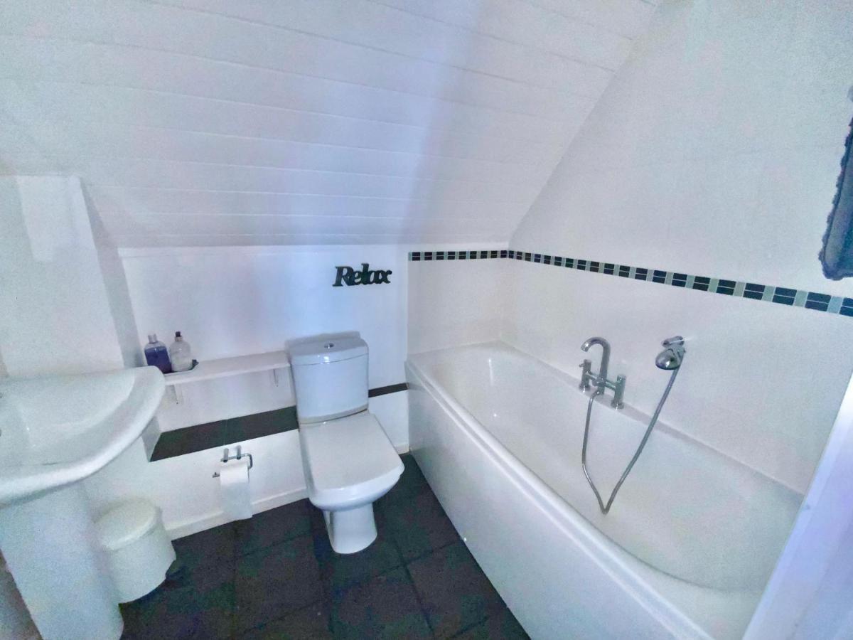 'That One' Our Cotswold Lakeside Lodge Cirencester Ngoại thất bức ảnh