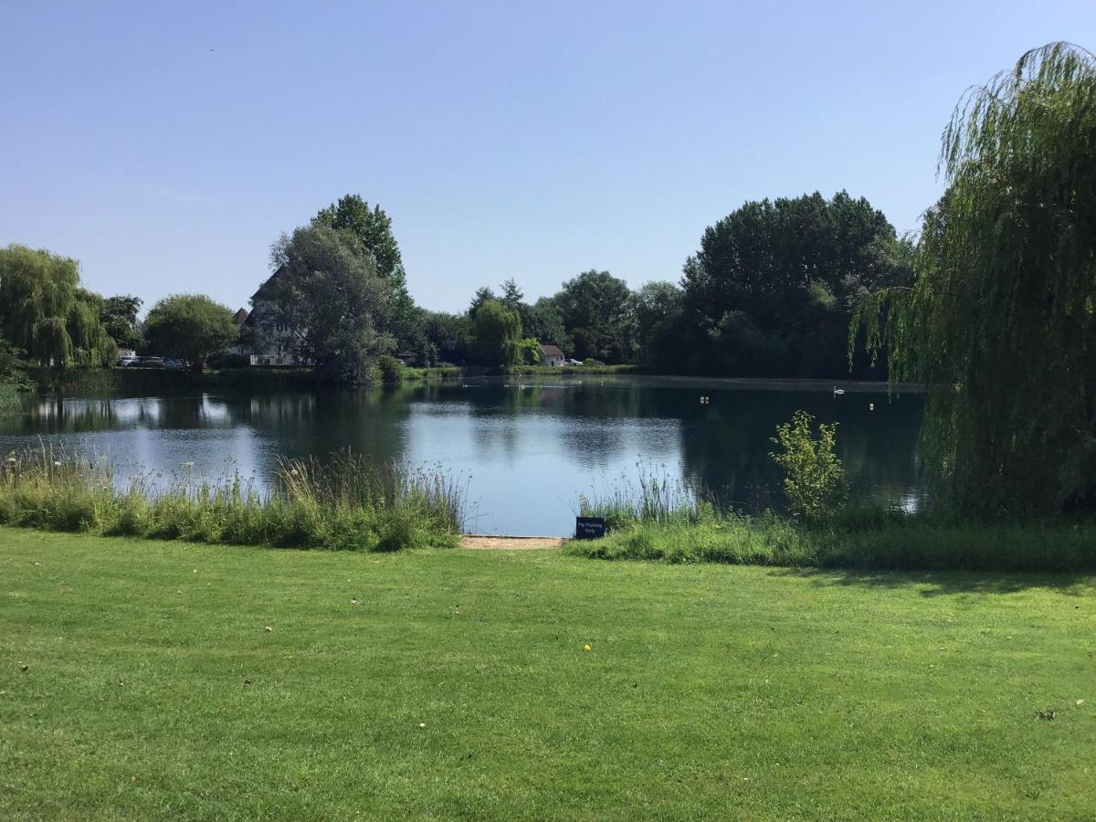 'That One' Our Cotswold Lakeside Lodge Cirencester Ngoại thất bức ảnh