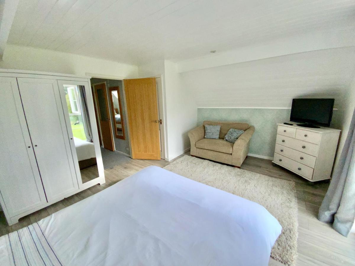 'That One' Our Cotswold Lakeside Lodge Cirencester Ngoại thất bức ảnh