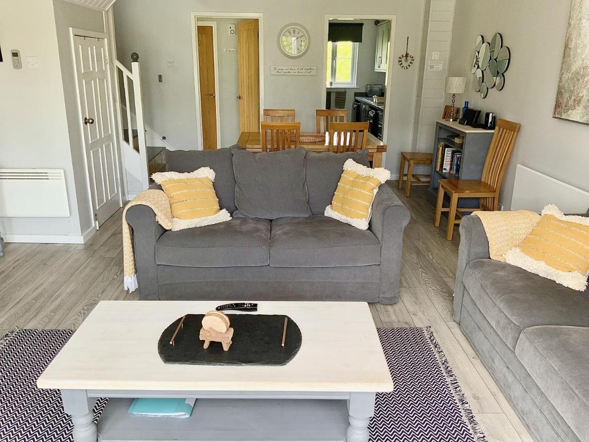 'That One' Our Cotswold Lakeside Lodge Cirencester Ngoại thất bức ảnh