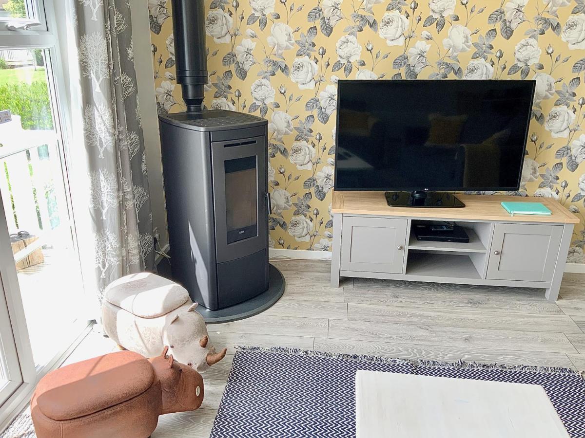 'That One' Our Cotswold Lakeside Lodge Cirencester Ngoại thất bức ảnh
